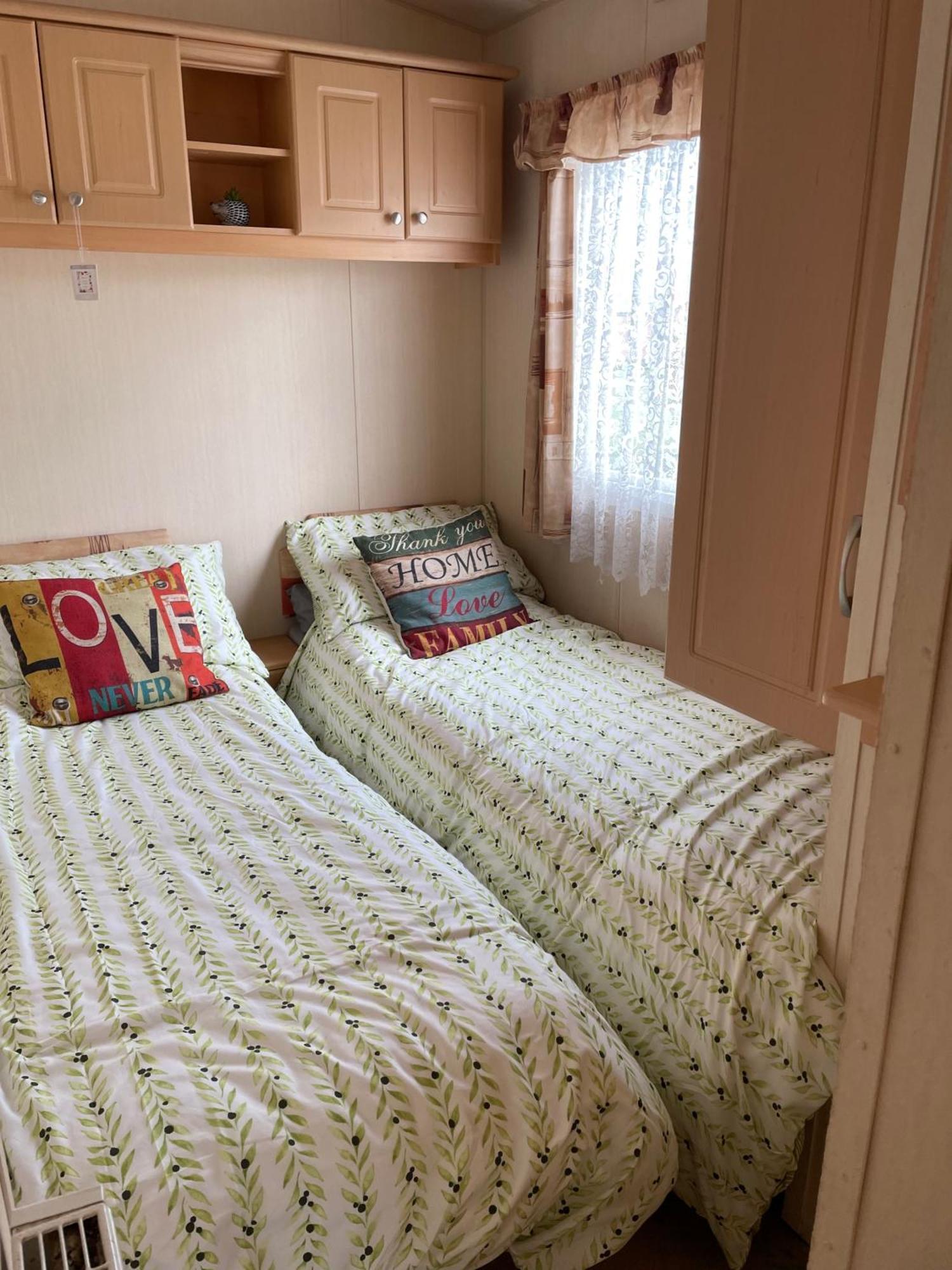Cozy Camber Caravan 3 Bedroom Retreat With Decking Rye Exteriör bild