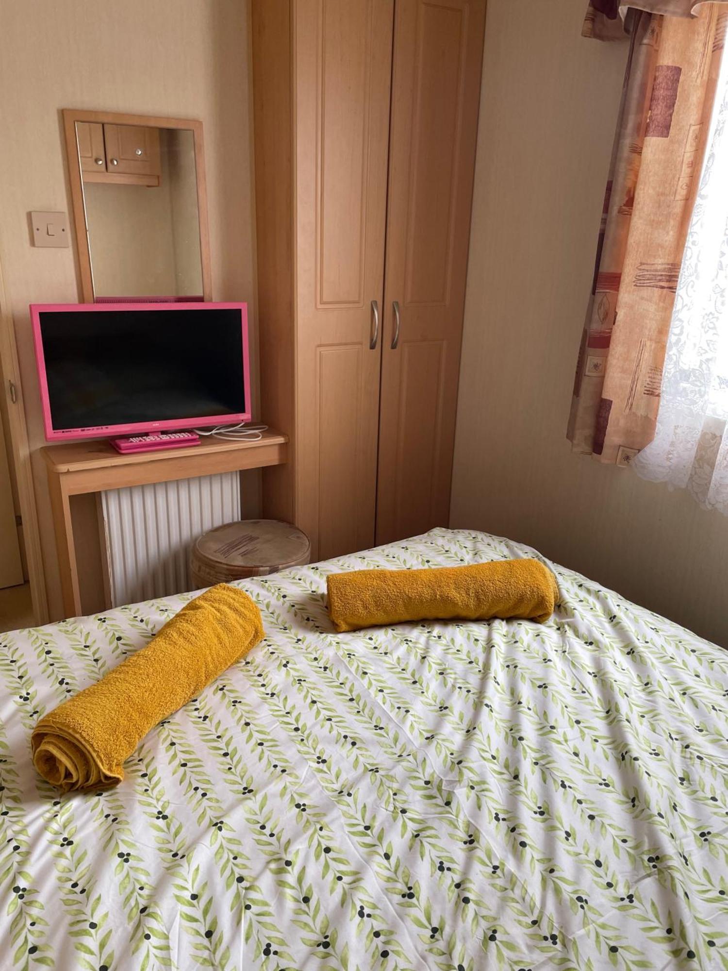 Cozy Camber Caravan 3 Bedroom Retreat With Decking Rye Exteriör bild